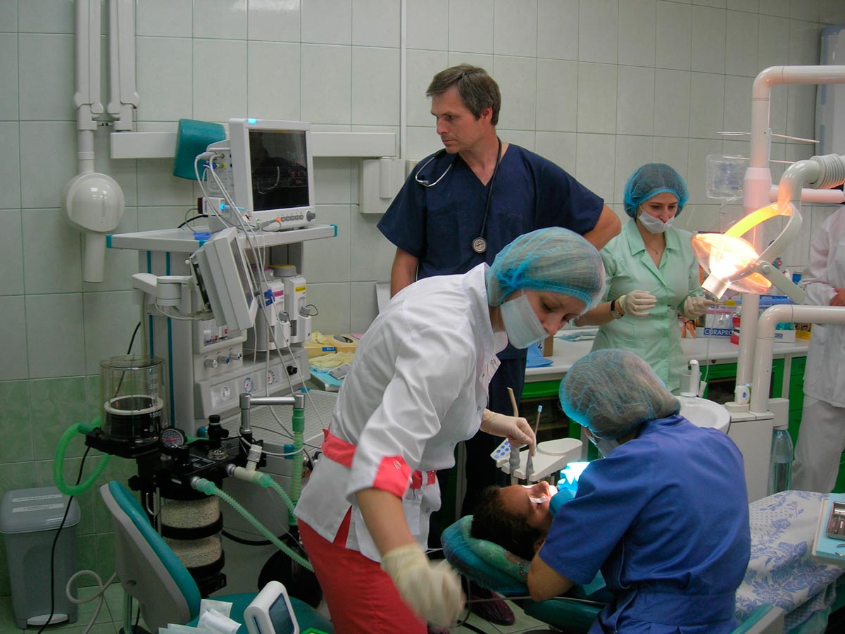 кабинет хирурга - лечение зубов под наркозом