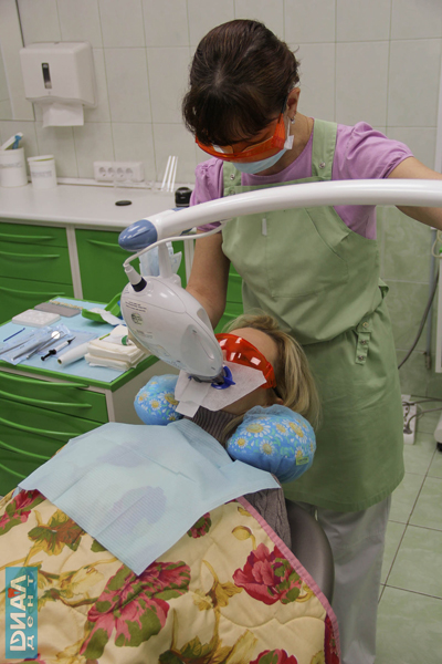 отбеливание зубов ZOOM в Диал-Дент