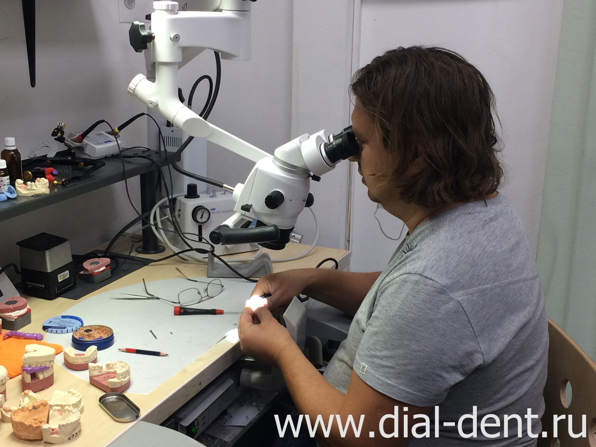 зубной техник Волк Д.В. в лаборатории Диал-Дент