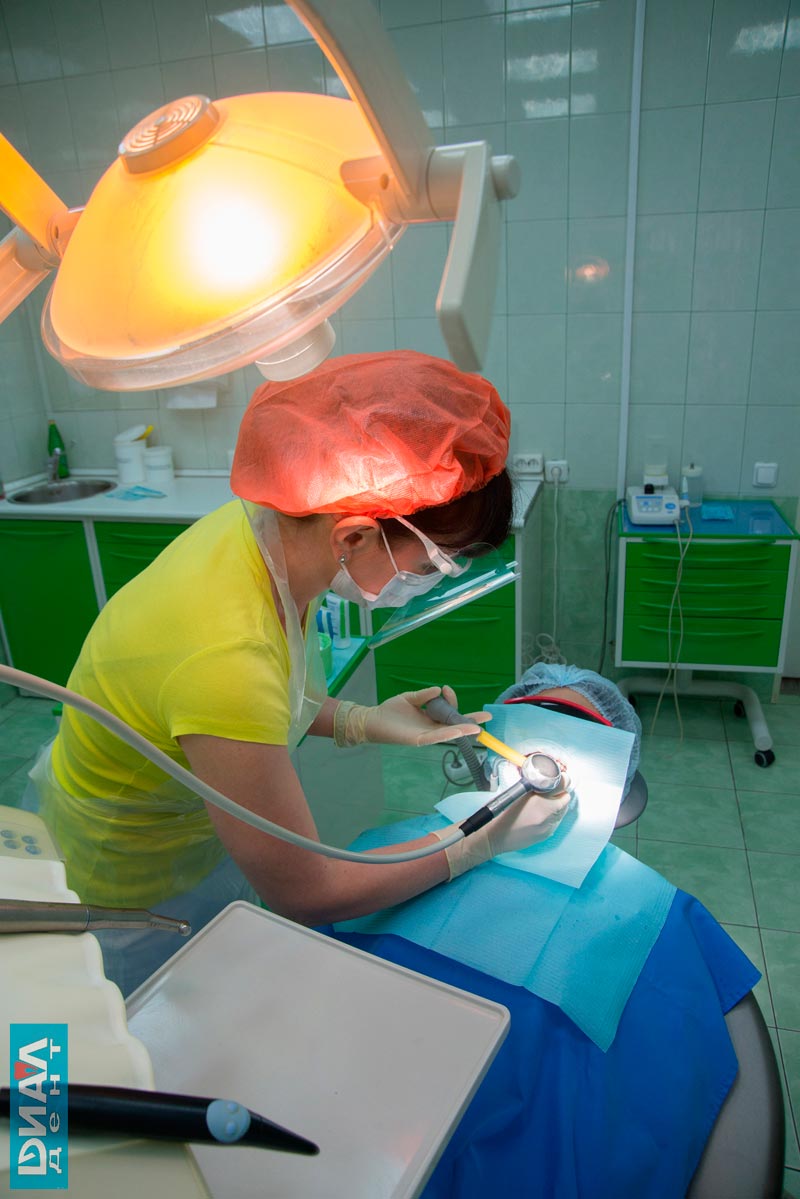 гигиенист стоматологический Смирнова Елена проводит профессиональную чистку зубов