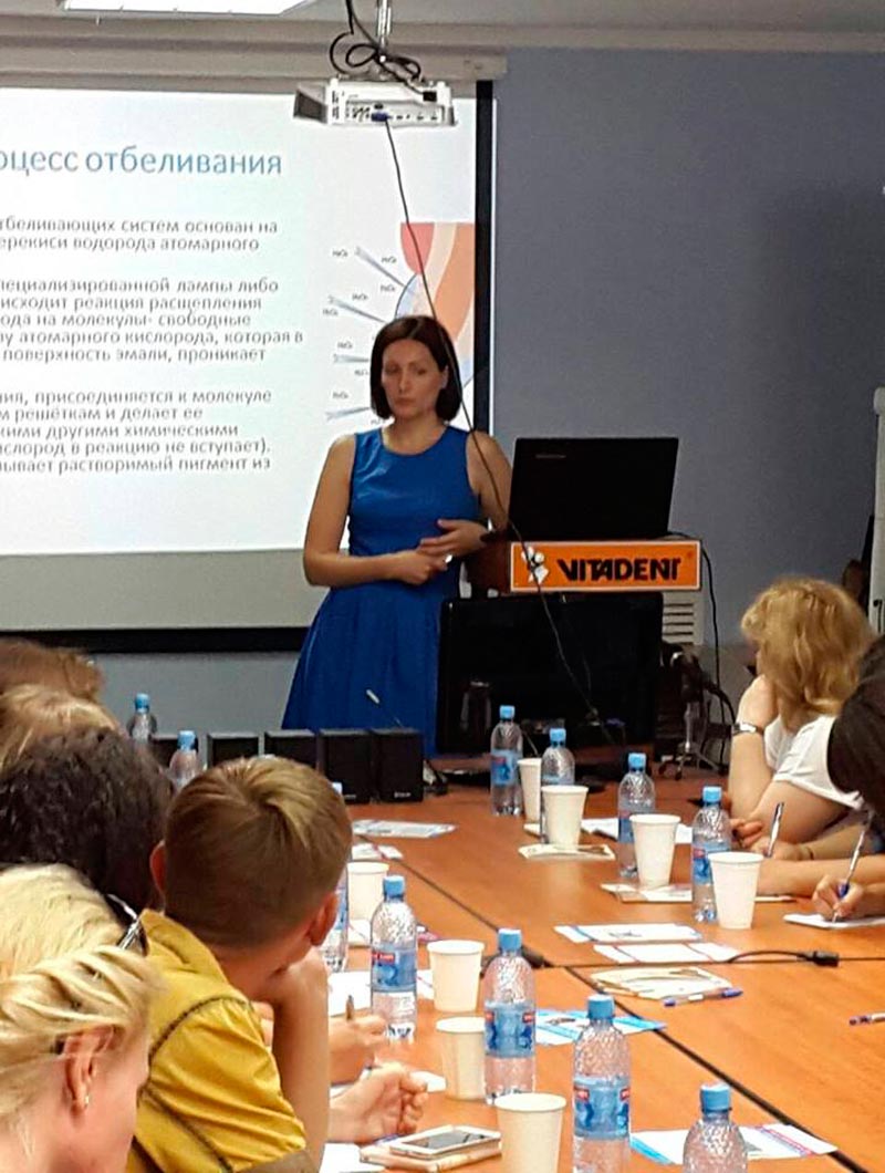 специалист Диал-Дент по отбеливанию зубов Татьяна Кондратьева читает лекцию в Уфе