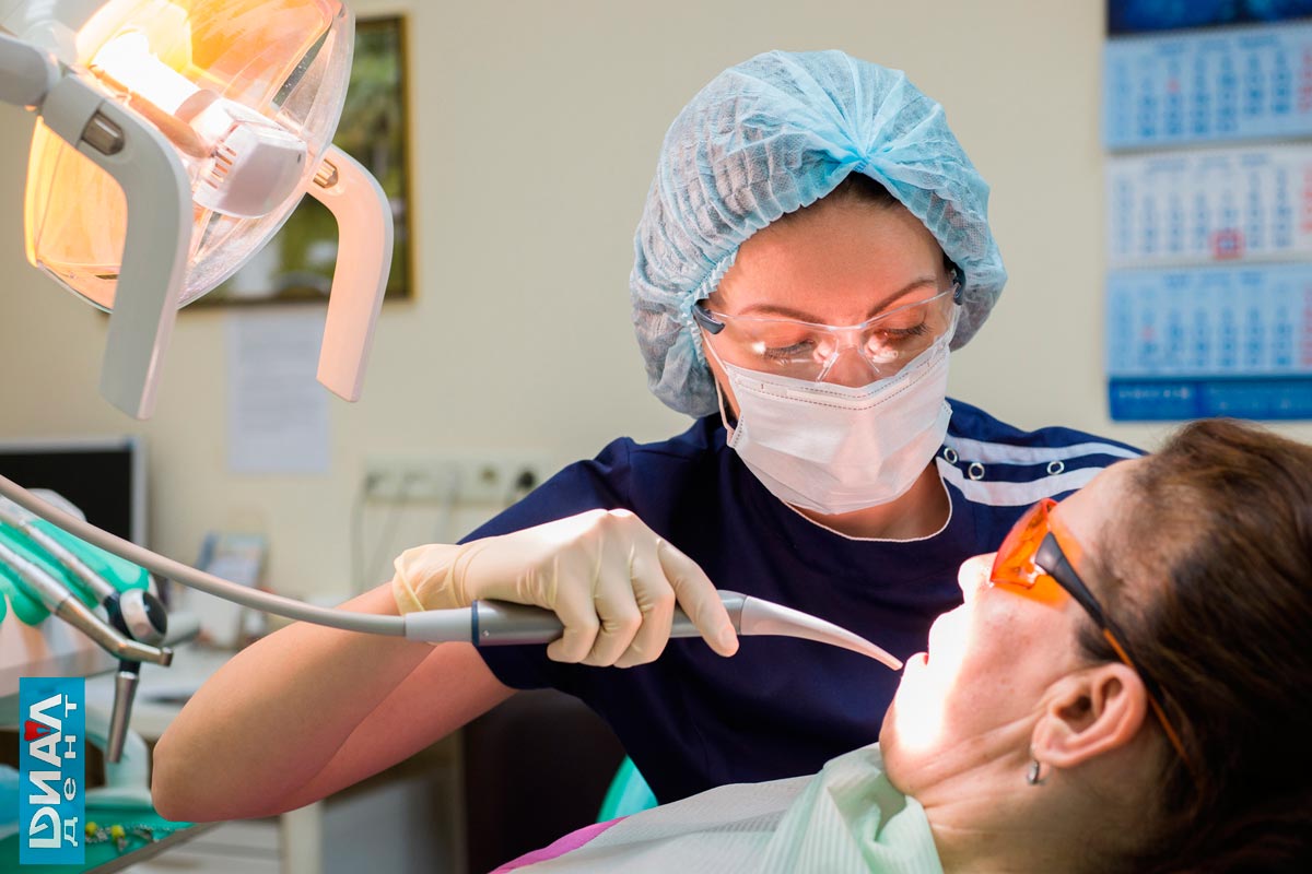 гигиенист Т. Кондратьева проводит профессиональную чистку зубов