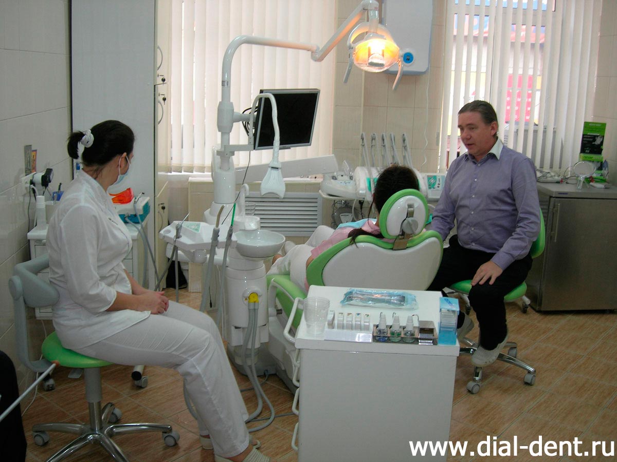 нейромышечный стоматолог Галеев А.В.проводит консультацию