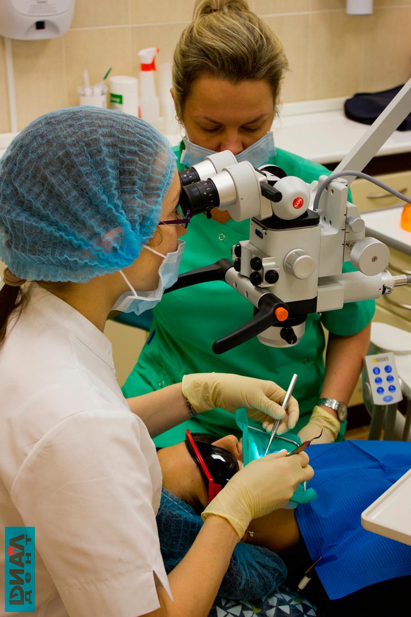 стоматолог-эндодонтист Е.Ю. Назаренко проводит лечение каналов зубов с микроскопом