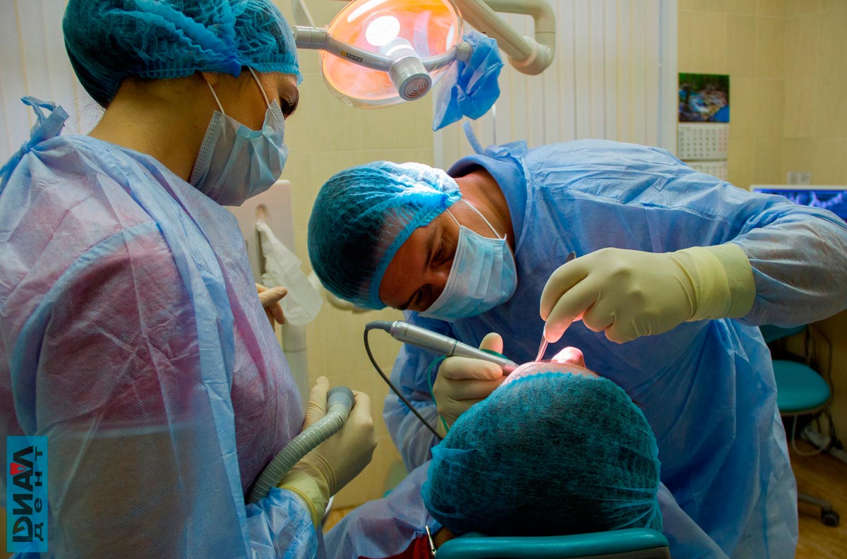 имплантацию зубов на Павелецкой в Диал-Дент проводит хирург-имплантолог В.П. Алавердов