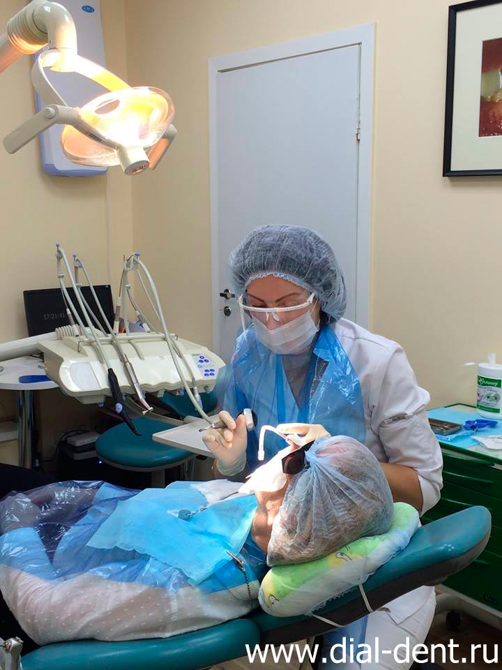 профессиональную чистку зубов выполняет гигиенист Татьяна Кондратьева