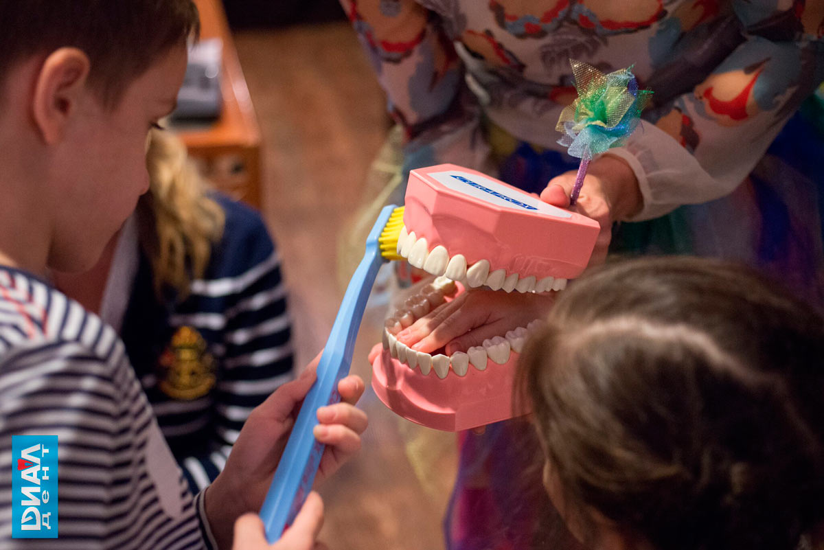 в Диал-Дент учат детей как правильно чистить зубы