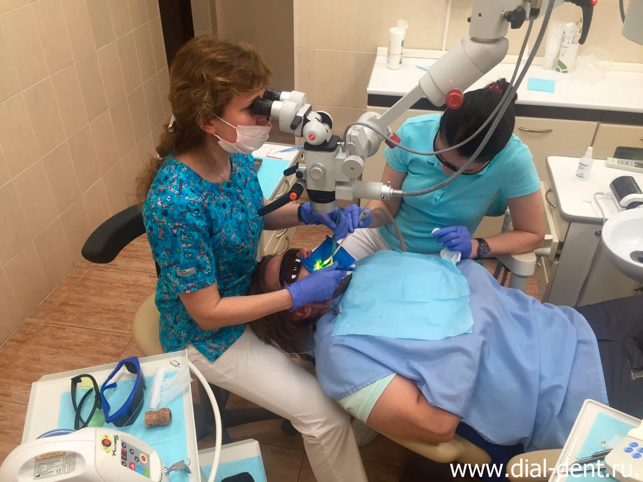 лечение зубов с микроскопом проводит стоматолог-эндодонтист Борисова Ю.А.