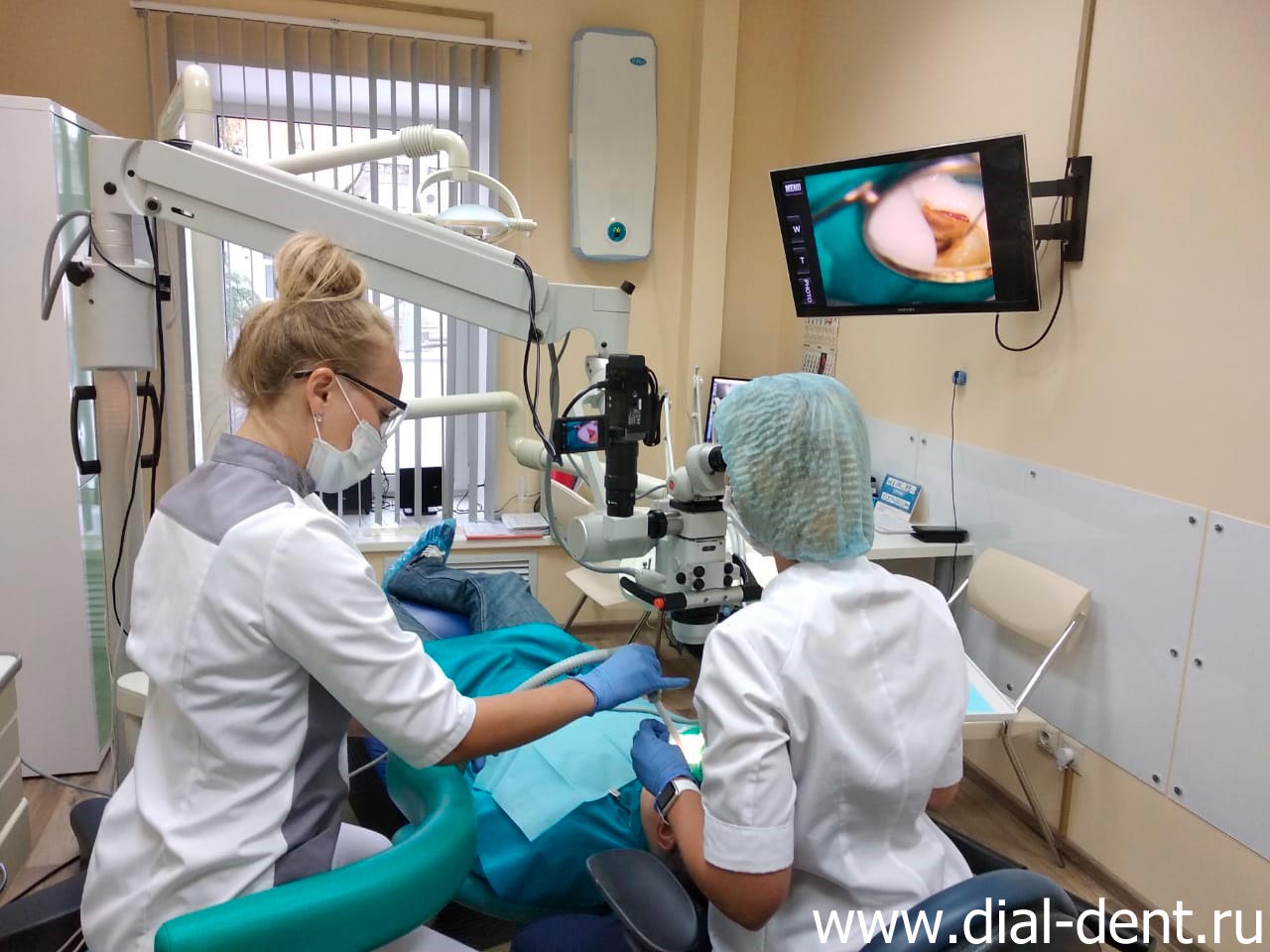 лечение зубов под микроскопом в Диал-Дент