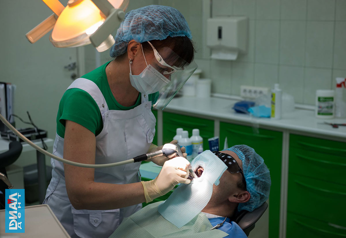 профессиональную чистку зубов проводит гигиенист Е. Смирнова