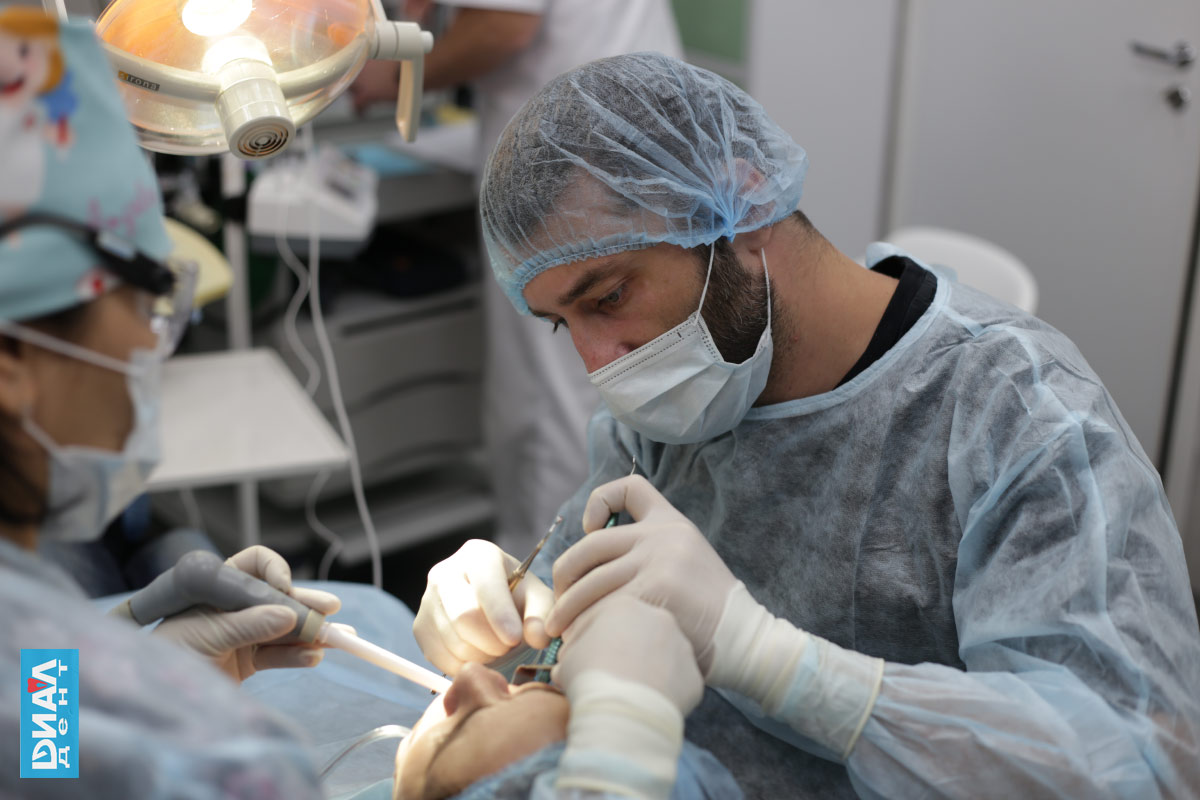 имплантацию зубов проводит хирург-имплантолог Т.Р. Жазыкоев
