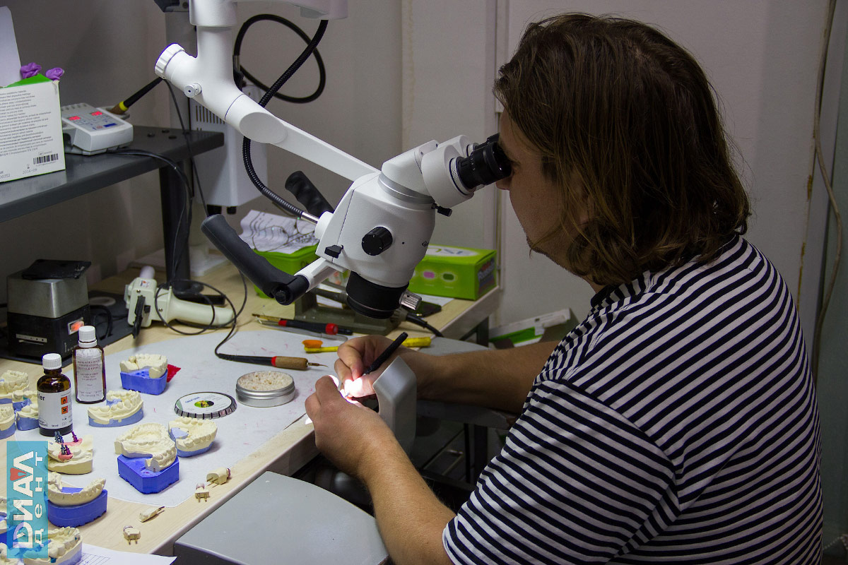 изготовление зубных коронок в лаборатории Диал-Дент