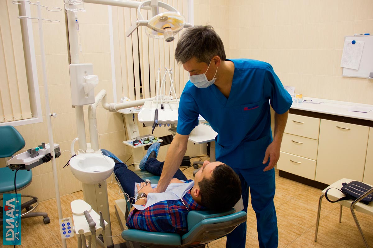 подготовку пациента к имплантации зубов в седации проводит анестезиолог М.С. Вахрамеев