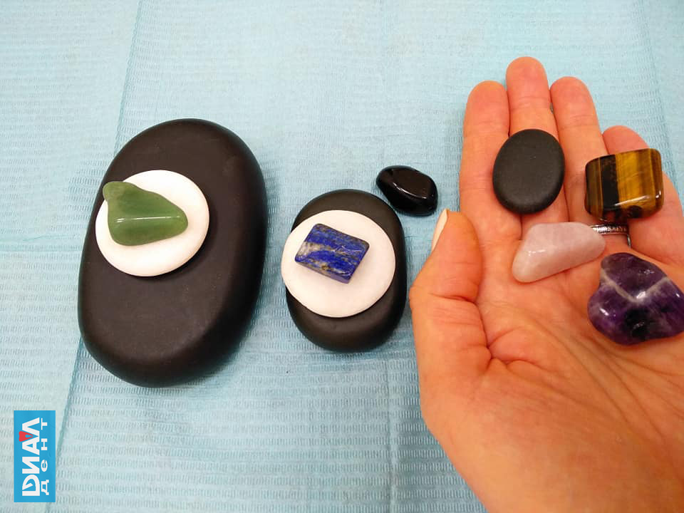специалист подбирает камни для массажа индивидуально для каждого пациента