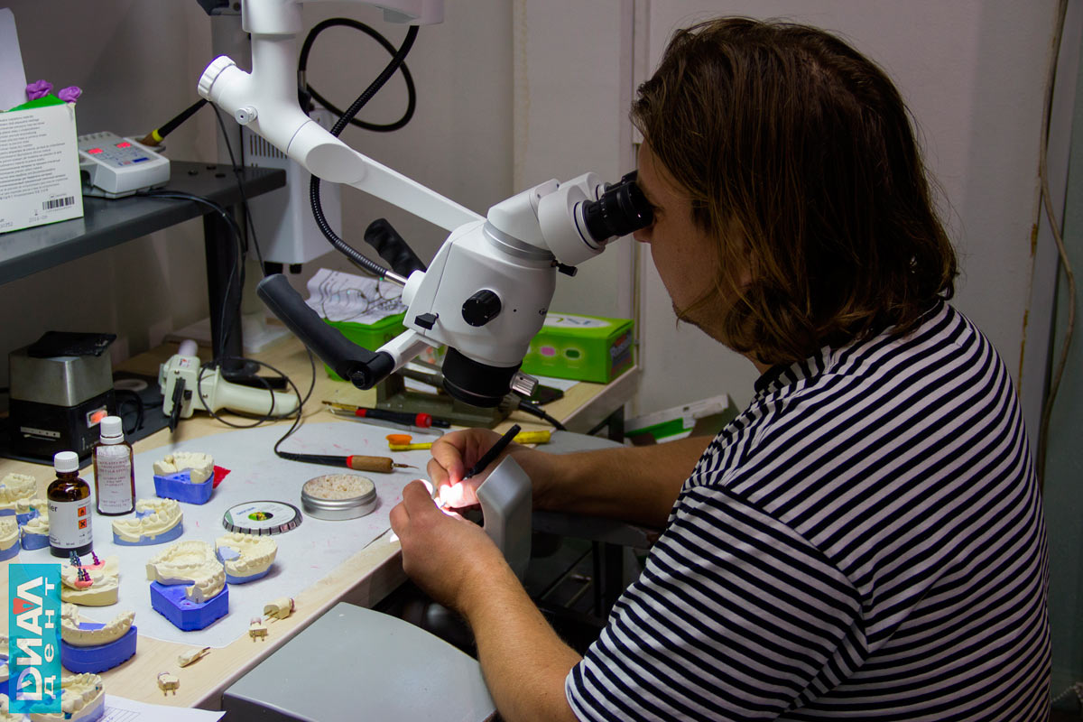 зубной техник Волк Д.В. работает в Диал-Дент с микроскопом