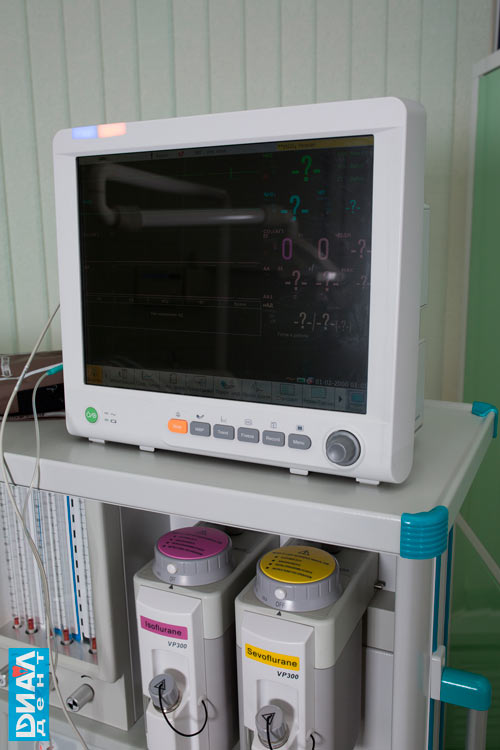 компьютер с модулем газового анализа - оборудование Диал-Дент для лечения зубов под наркозом