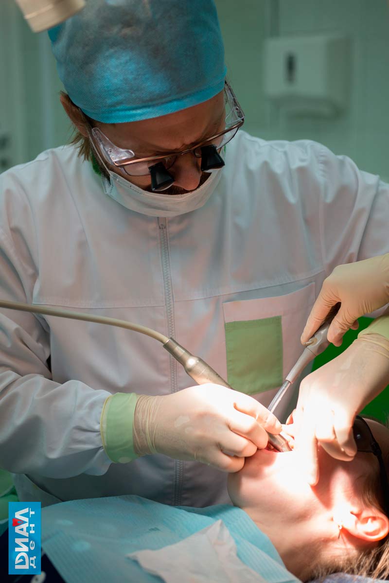 Цукор С.В. стоматолог-ортопед, специалист по съемному протезированию за работой